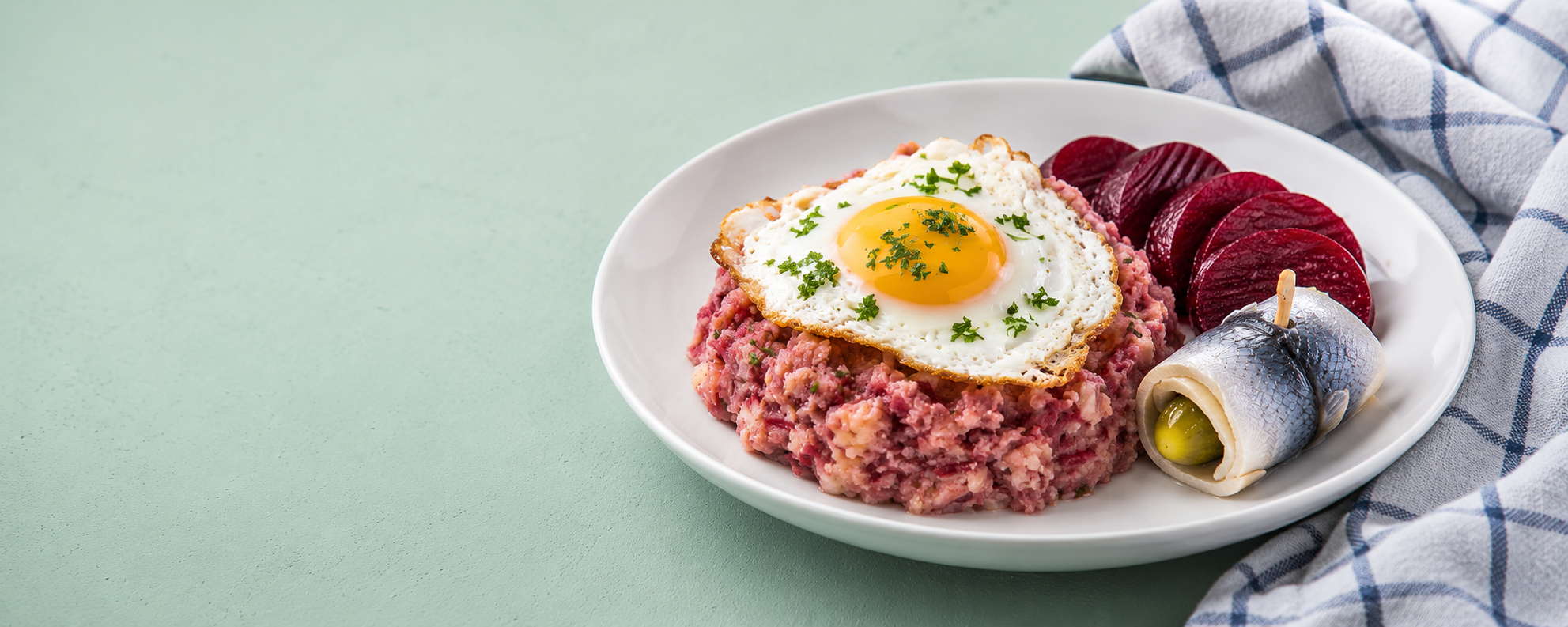 Labskaus mit Spiegelei, Roter Bete und Rollmops